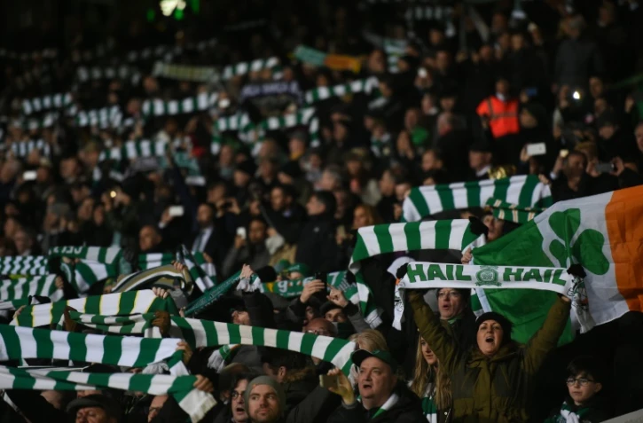 Les écharpes brandies par les supporters du Celtic à Glasgow le 23 décembre 2016