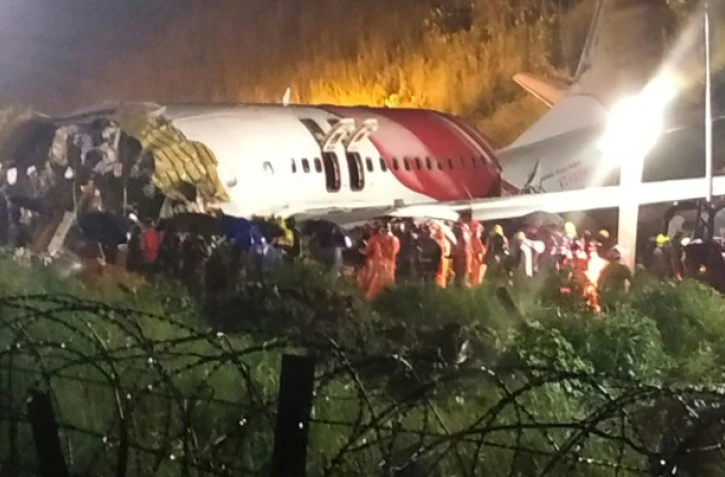La carcasse de l'avion qui s'est crashé à l'atterrissage à Kozhikode, en Inde, le 7 août 2020