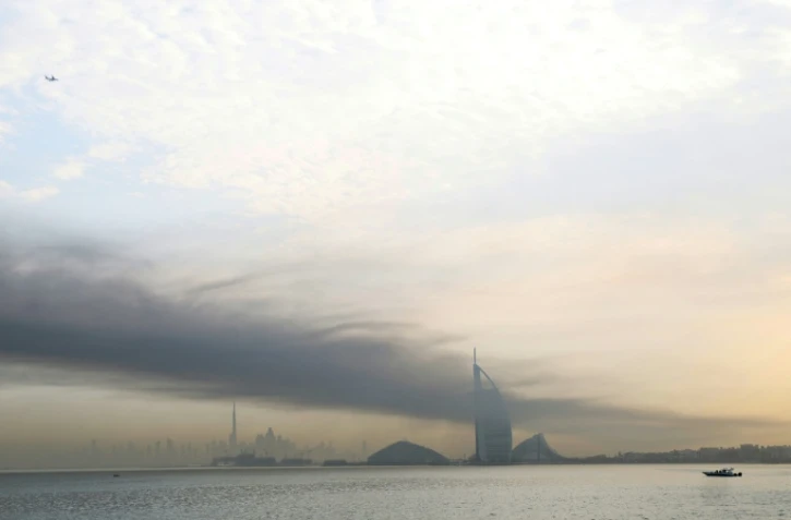 De la fumée au-dessus de Dubaï, le 13 mars 2026 aux Emirats arabes unis