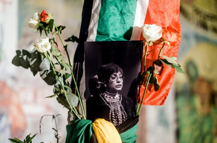 Une photo en noir et blanc de Winnie Madikizela-Mandela entourée de drapeaux de l'ANC, lors d'une veillée à Durban, le 2 avril 2018