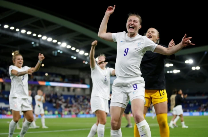 Les Anglaises Rachel Daly, Millie Bright, Ellen White et Hannah Hampton célèbrent leur victoire écrasante face à la Norvège en phase de poule de l'Euro-2022, le 11 juillet 2022 à Brighton