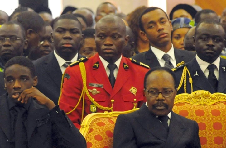 Le général Brice Oligui Nguema (2e rang) et le président gabonais de l'époque Omar Bongo Ondimba assistent aux funérailles de la première dame du Gabon, Edith Lucie Bongo, au palais présidentiel de Libreville, le 19 mars 2009
