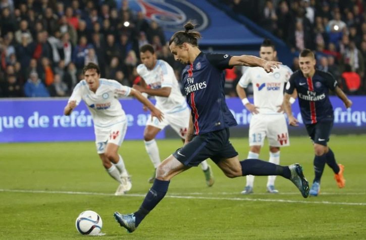 L'attaquant du PSG Zlatan Ibrahimovic transforme un penalty face à l'OM, le 4 octobre 2015 au Parc des Princes