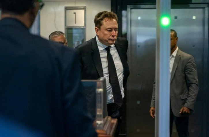 Elon Musk arrive au tribunal fédéral d'Oakland alors que débutent les plaidoiries d'ouverture du procès intenté par Elon Musk contre OpenAI, le 28 avril 2026 en Californie