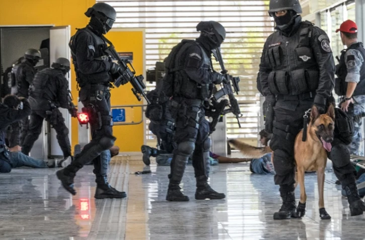 La police militaire brésilienne lors d'un exercice de simulation d'une prise d'otages dans une station de bus de Rio de Janeiro, le 11 février 2015