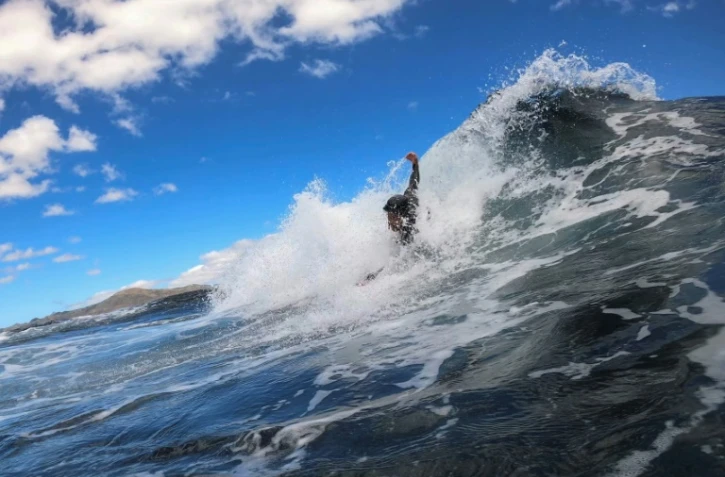 Neels Havenga pratique le bodysurf, le 24 février 2021 à Noordhoek près du Cap en Afrique du Sud