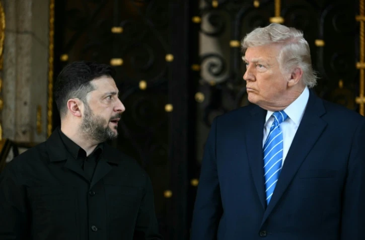 Le président ukrainien Volodymyr Zelensky (G) et le président américain Donald Trump à Mar-a-Lago, à Palm Beach (Floride), aux Etats-Unis, le 28 décembre 2025