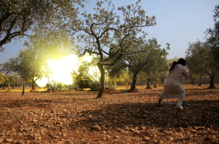 Des rebelles font feu en direction des quartiers contrôlés par le gouvernement à Alep, le 30 octobre 2016