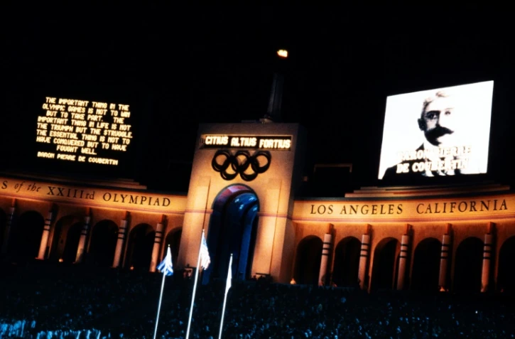 Deux écrans géants installés autour de la tour de la flamme olympique lors de la cérémonie de clôture des Jeux de Los Angeles, le 12 août 1984