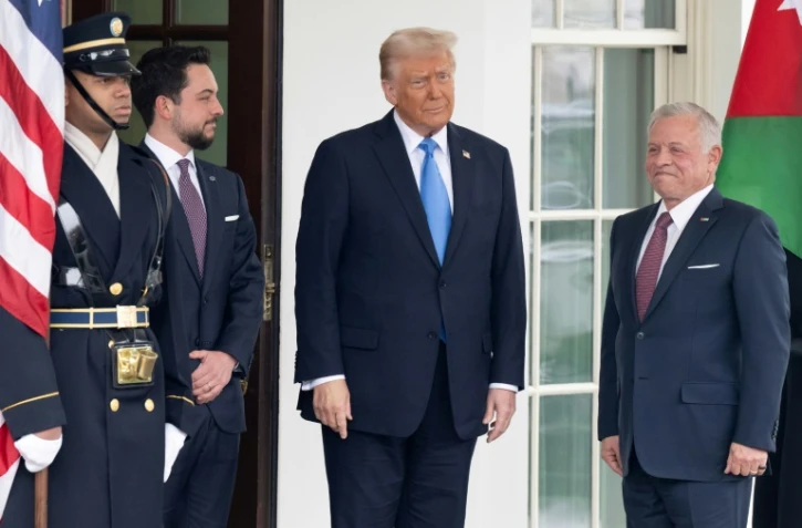 Le président américain Donald Trump (c) accueille le roi Abdallah II de Jordanie (d) à la Maison Blanche, le 11 février 2025 à Washington