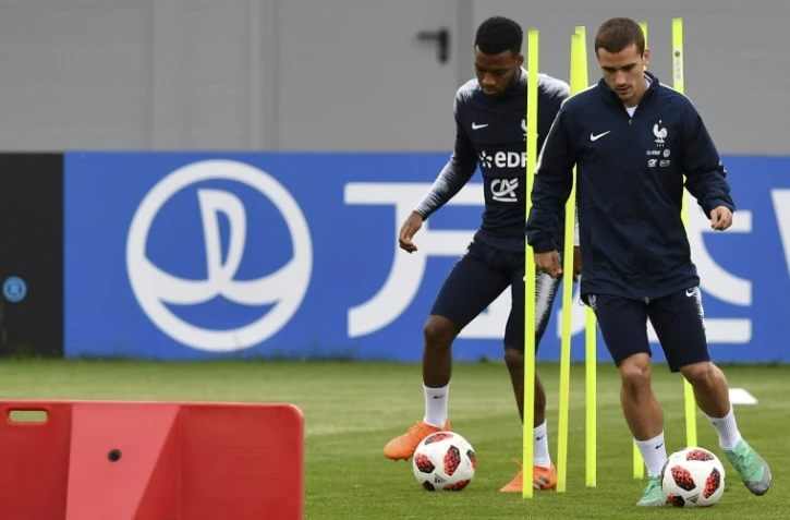 L'attaquant des Bleus Antoine Griezmann (d) lors d'une séance d'entraînement au stade d'Istra, le 4 juillet 2018