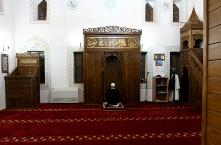 Un imam prie seul dans une mosquée de Podgorica (Monténégro), le 23 avril 2020