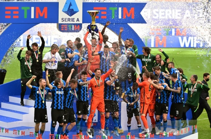 Les joueurs de l'Inter Milan fêtent leur titre de champions d'Italie autour du trophée du Scudetto, après leur dernier match de Serie A contre Udinese, le 23 mai 2021 au Stade de San Siro