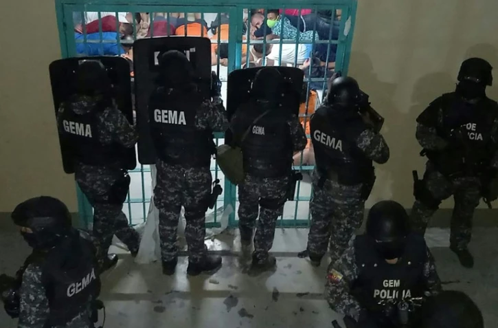 Photo diffusée par la police équatorienne le 30 septembre 2021 de policiers intervenant à la prison de Guayaquil, en proie à des affrontements entre prisonniers