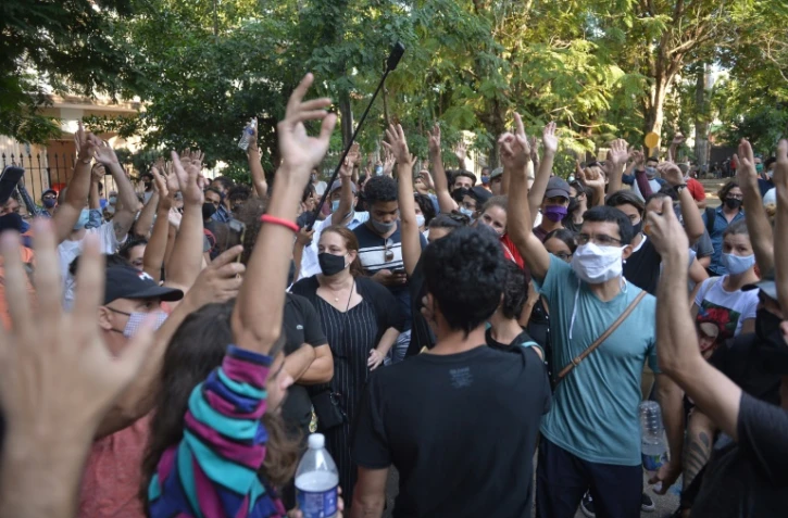 Des artistes et intellectuels cubains rassemblés devant le ministère de la Culture pour réclamer plus de liberté d'expression, le 27 novembre 2020 à La Havane 