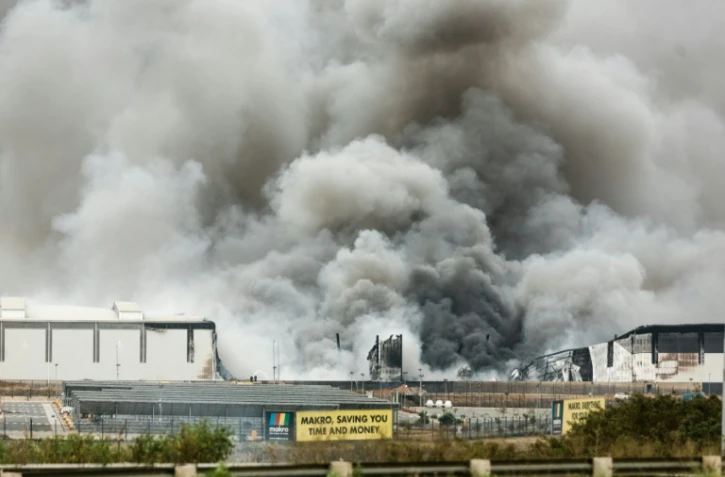 Fumée s'échappant d'un bâtiment en feu près de Durban, en Afrique du Sud, le 13 juillet 2021