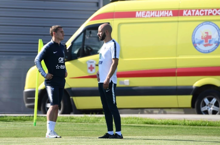 Antoine Griezmann s'entraîne avec un membre du staff technique des Bleus, le 18 juin 2018 à Istra