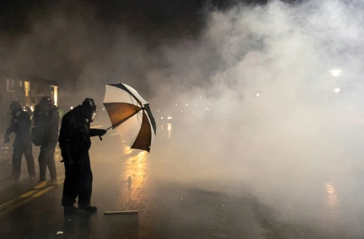 Heurts entre forces de l'ordre et manifestants, le 12 avril 2021 à Minneapolis après la mort d'un jeune homme noir abattu par la police