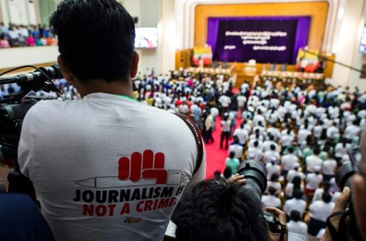 Un journaliste porte un tshirt où l'on peut lire "le journalisme n'est pas un crime", à Yangoun, en Birmanie, le 28 août 2018