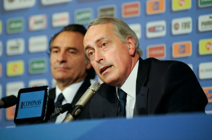 Giancarlo Abete (d), alors président de la Fédération italienne de football, en conférence de presse, le 2 juillet 2012 à Cracovie  
