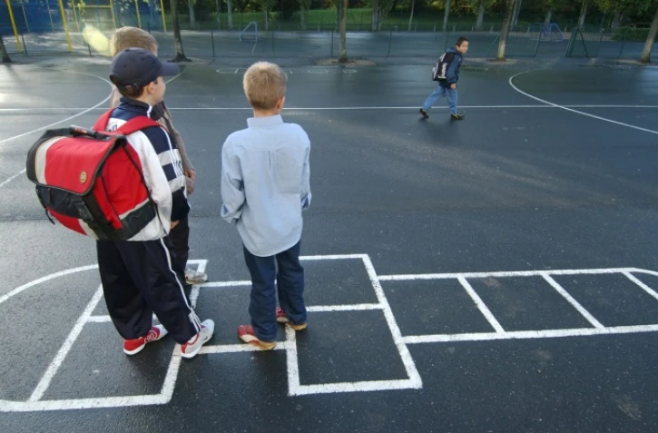 Malgré le nombre d'enfants et la diversité des jeux --là une partie de foot, ici une autre de +chat+, il y a très peu d'accidents dans les cours de récréation