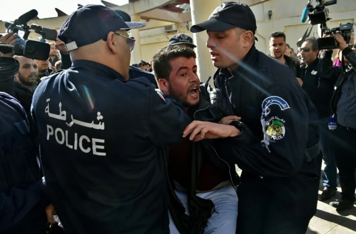 Des policiers interviennent lors d'un rassemblement à Ager organisé le 28 février 2019 par des journalistes algériens pour protester contre "la censure" dans la couverture des manifestations contre un possible 5e mandat d'Abdelaziz Bouteflika

