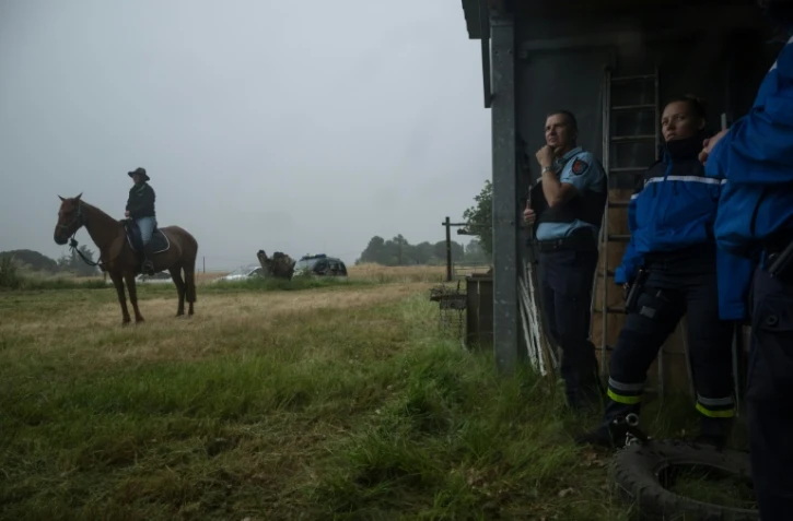Les gendarmes dans un centre équestre lors des recherches pour retrouver Lyhanna, disparue depuis le 29 mai, le 4 juin 2026 à Fleurance dans le Gers