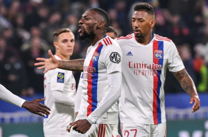 L'attaquant camerounais de Lyon, Karl Toko Ekambi (c.), après avoir marqué un but lors du match de L1 entre l'Olympique Lyonnais et l'AS Monaco, à Décines-Charpieu près de Lyon, le 16 octobre 2021.