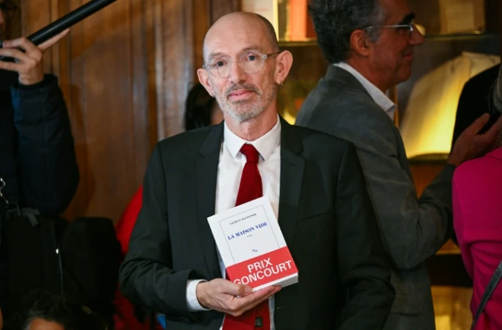 L'écrivain français Laurent Mauvignier, lauréat du prix Goncourt, pose le 4 novembre 2025 à Paris