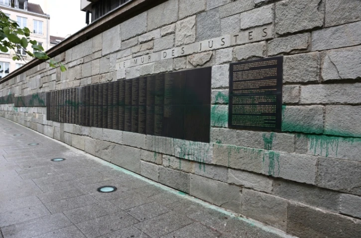 De la peinture vert souille le mur des Justes au mémorial de la Shoah,  à Paris le 31 mai 2025