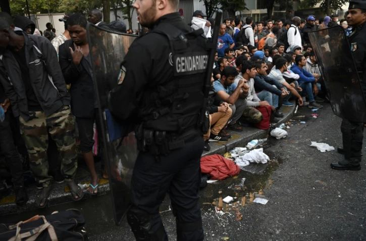 Des migrants sont rassemblés avant leur évacuation, le 16 septembre 2016, à Paris