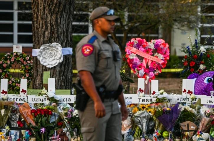 Un mémorial en mémoire des victimes de la fusillade dans une école à Uvalde, au Texas, le 27 mai 2022