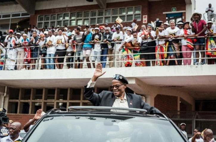 (ARCHIVES) Le chef du parti Inkatha Freedom (IFP) Mangosuthu Buthelezi salue la foule à son arrivée au stade Chatsworth en périphérie de Durban (nord-est de l'Afrique du Sud) le 10 mars 2019