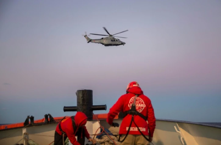 Un hélicoptère emmène une mère et son bébé sauvés par l'ONG Proactiva Open Arms au large de la Libye le 21 décembre 2018.