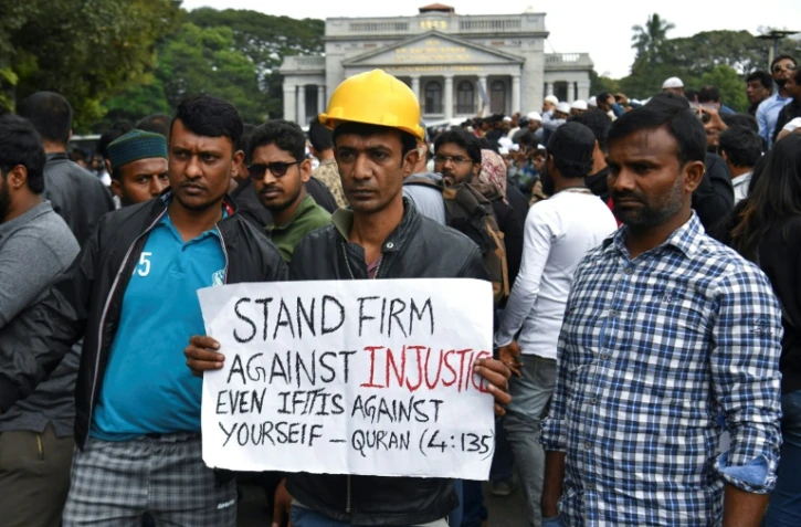 Des manifestants se rassemblent malgré une interdiction pour protester contre la nouvelle loi sur la citoyenneté en Inde qu'ils jugent discriminatoire envers les musulmans, à Bangalore le 19 décembre 2019