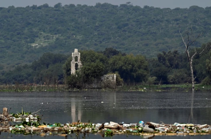 Des déchets flottent  devant les ruines de l'église San Francisco sur le barrage très pollué d'Endho, à Tepetitlan, au Mexique, le 5 août 2024
