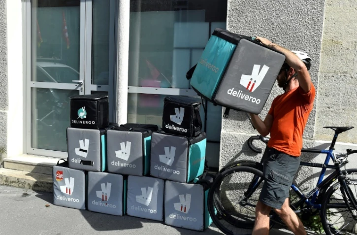 Livreur pour Deliveroo empilant des sacs de livraison à Bordeaux le 28 août 2017