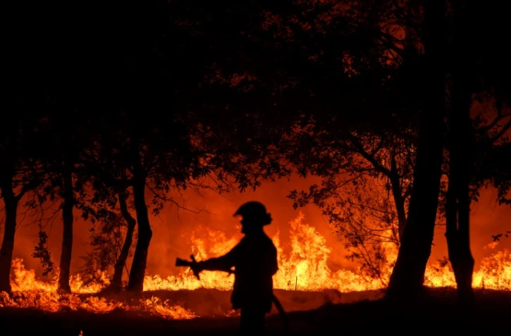 Un pompier lutte contre un incendie de forêt à Saumos, le 12 septembre 2022 en Gironde, dans le sud-ouest de la France