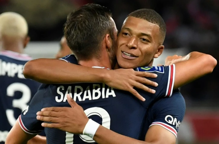 Le milieu de terrain espagnol Pablo Sarabia, félicité par Kylian Mbappé, après avoir marqué le 4e but, lors du match de L1 à domicile contre Strasbourg, le 14 août 2021 au Parc des Princes