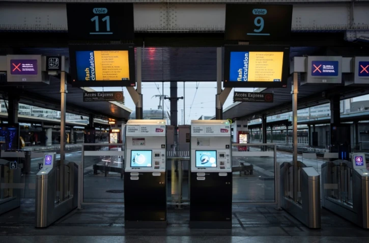 Des écrans d'information à la gare de Lyon, à Paris le 8 décembre 2019