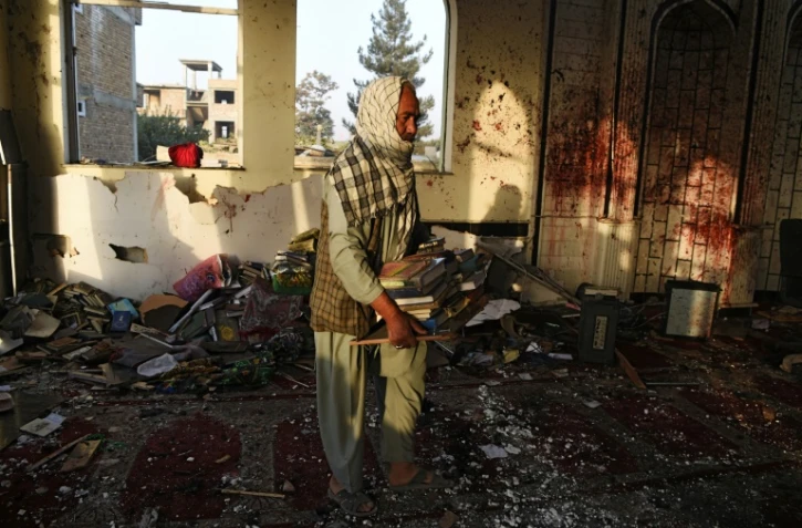 Un Afghan à l'intérieur d'une mosquée chiite après un attentat meurtrier, le 21 octobre 2017 à Kaboul