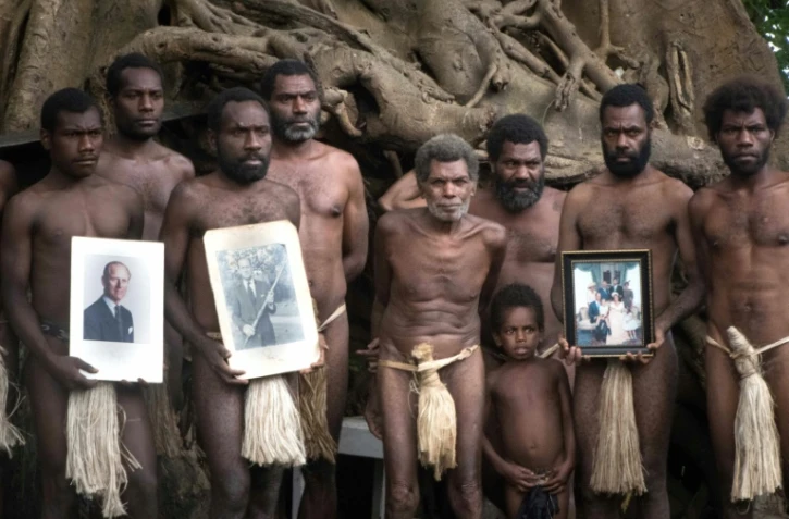 Des villageois de Yaohnanen, près de Yakel, tiennent des portraits du prince Philip, considéré comme une divinité, le 9 avril 2021 au Vanuatu