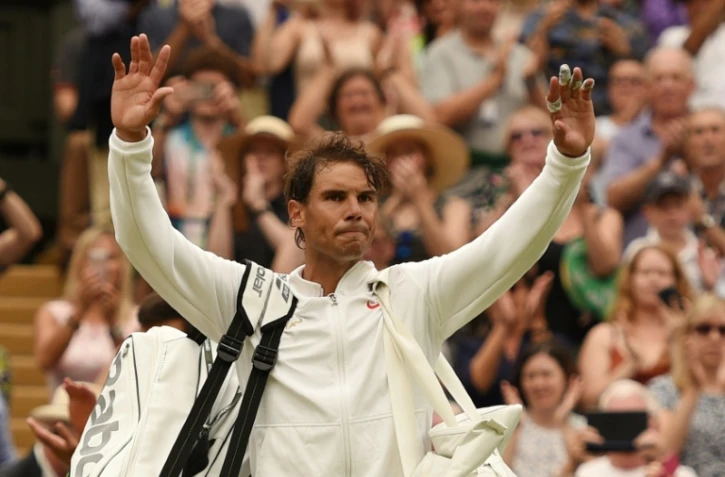 Le N.1 mondial espagnol Rafael Nadal quitte le court après sa défaite face au Serbe Novak Djokovic en demi-finales à Wimbledon, le 14 juillet 2018
