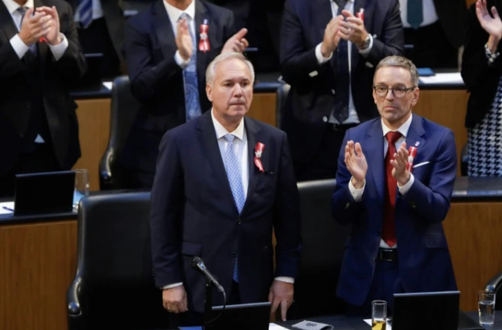 Le président du Parti de la liberté d'Autriche (FPOe), Herbert Kickl (d), et d'autres députés applaudissent après l'élection de Walter Rosenkranz (g), député du Parti de la liberté d'Autriche (FPOe), en tant que nouveau président du Parlement, le 24 octobre 2024 à Vienne