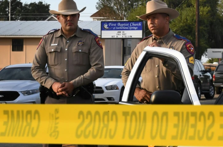 Les forces de l'ordre devant l'entrée de l'église de Sutherland Springs, au Texas, le 6 novembre 2017