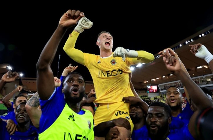Le gardien polonais de Nice Marcin Bulka porté en triomphe par ses coéquipiers après la victoire à Monaco, le 22 septembre 2023 au stade Louis-II