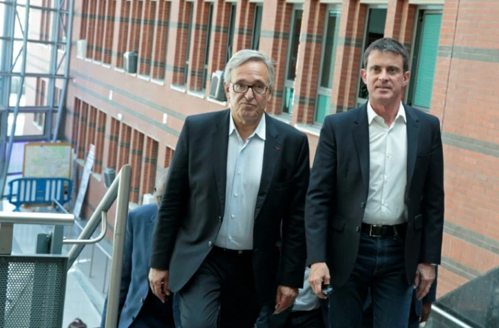 Francis Chouat, le maire d'Evry élu député de l'Essonne (g) et l'ancien premier ministre socialiste Manuel Valls (d) à Evry, le 11 juin 2017