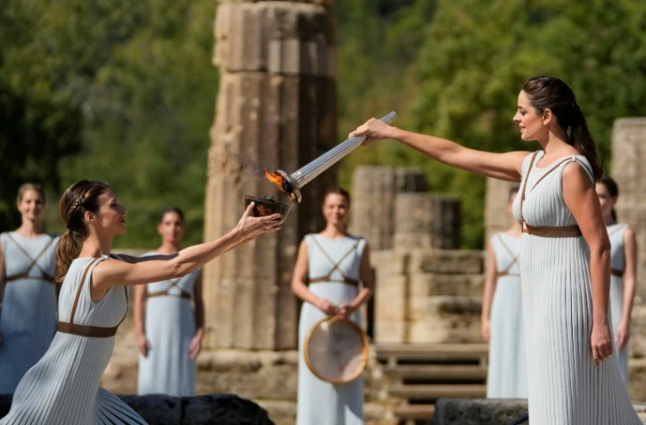 L'actrice grecque Xanthi Georgiou allume la flamme olympique des Jeux d'hiver de Pékin 2022, à Olympie le 18 octobre 2021