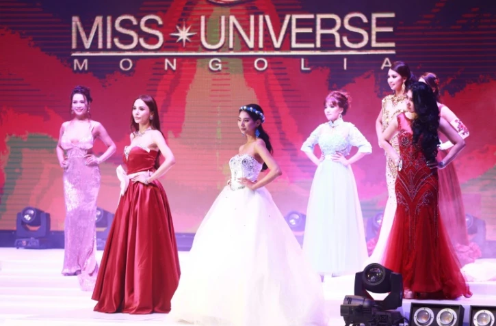 Solongo Batsukh (deuxième à gauche), la médiatique reine de beauté transgenre au concours de Miss Univers Mongolie, à Oulan-Bator le 17 octobre 2018