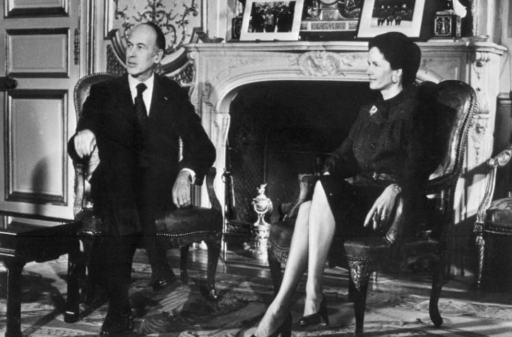 Valéry Giscard d'Estaing, accompagné de sa femme Anne-Aymone, s'apprête à adresser ses voeux présidentiels aux Français, le 31 décembre 1975 à l'Elysée